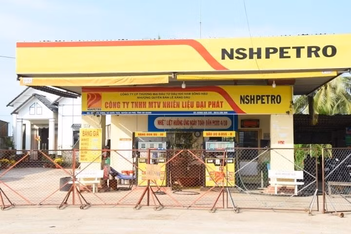 Một cửa hàng tại An Giang treo bảng hết xăng trong sáng 8/2. Ảnh Internet Một cửa hàng tại An Giang treo bảng hết xăng trong sáng 8/2. Ảnh Internet