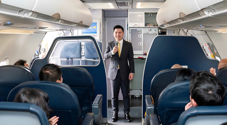 Các đại biểu chúc mừng tổ bay của Airbus A321