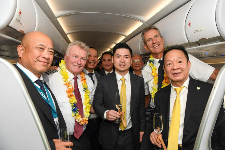 Ông Đỗ Vinh Quang, Chủ tịch Vietravel Airlines phát biểu trên chiếc máy bay sở hữu riêng đầu tiên của hãng
