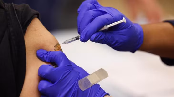 Tiêm vaccine Covid-19 ở Freeport, New York, Mỹ hôm 30/22/2021 - Ảnh: Getty.