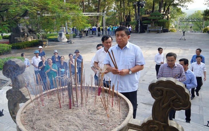Bộ trưởng Nguyễn Chí Dũng và đoàn công tác Bộ Kế hoạch và Đầu tư dâng hương, dâng hoa tri ân các anh hùng liệt sĩ tại Nghĩa trang liệt sĩ Quốc gia Trường Sơn. Ảnh: MPI