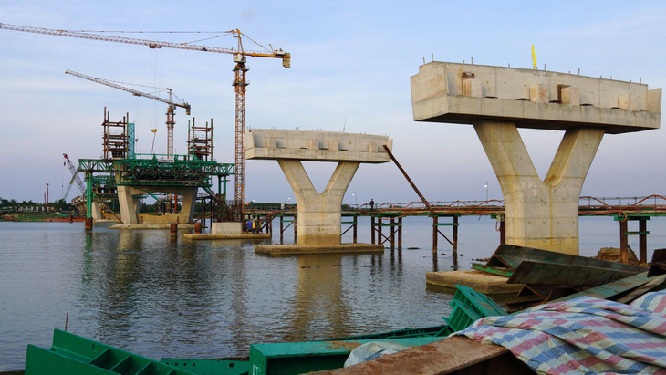 Tính đến thời điểm này, công trình cầu Thạch Hãn 1 đã thi công đạt khoảng 35% khối lượng công trình, đảm bảo tiến độ. Ảnh: MPI