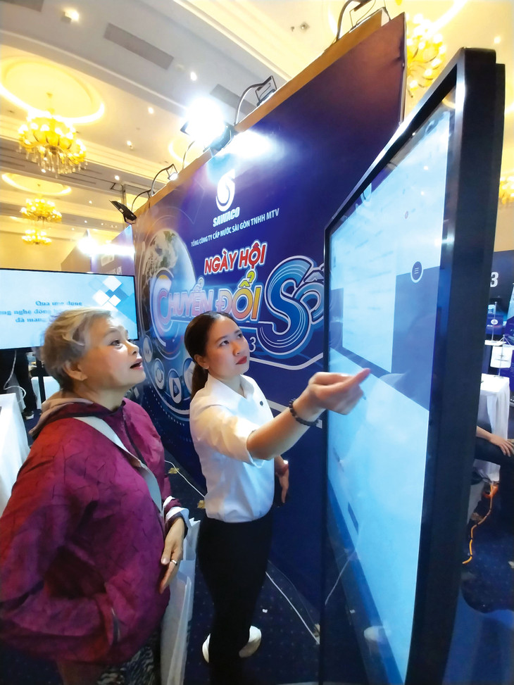 Nhân viên Sawaco hướng dẫn khách hàng sử dụng App chăm sóc khách hàng Nhân viên Sawaco hướng dẫn khách hàng sử dụng App chăm sóc khách hàng