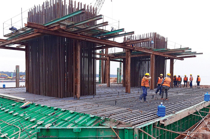 Cùng với giảm mặt bằng lãi suất, kích cầu tiêu dùng, thúc đẩy đầu tư công là những giải pháp quan trọng tạo lực đẩy cho hoạt động sản xuất, kinh doanh. Ảnh: Trần Chiến