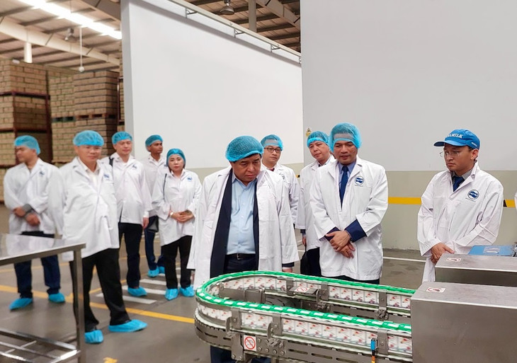 Bộ trưởng Nguyễn Chí Dũng đã tới thăm thực địa Dự án trang trại chăn nuôi bò và nhà máy chế biến sản phẩm sữa tại Campuchia của Công ty CP Sữa Việt Nam (Vinamilk). Ảnh: MPI