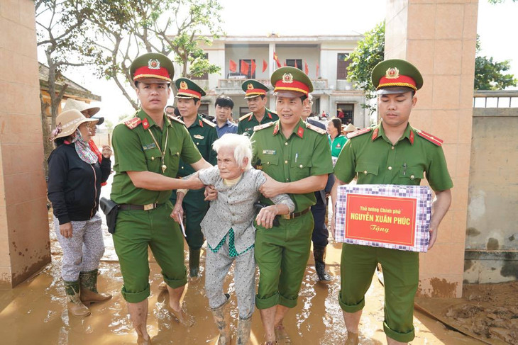 Thủ tướng Nguyễn Xuân Phúc cùng đoàn công tác kiểm tra công tác khắc phục hậu quả mưa lũ; động viên thầy cô giáo tại trưởng mầm non Hiền Ninh, tặng quà cho bà con thôn Đồng Tư, Quảng Ninh, Quảng Bình. Ảnh VGP/Quang Hiếu