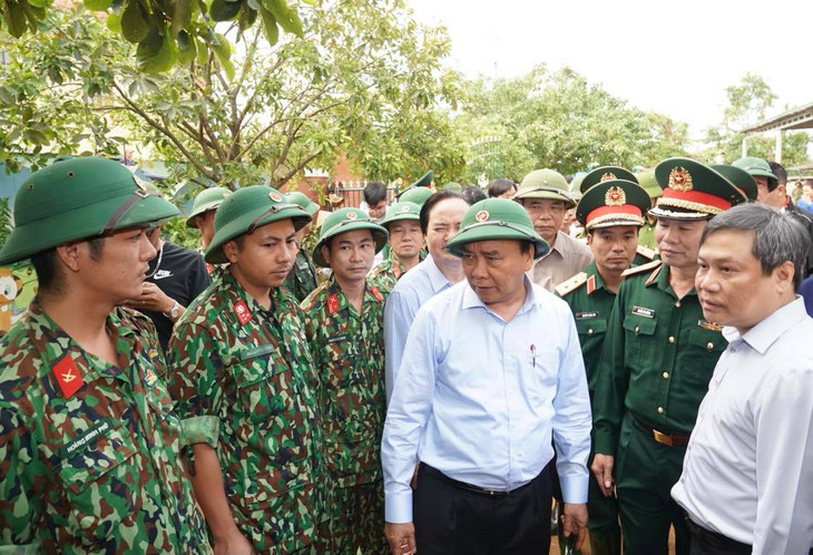 Thủ tướng động viên lực lượng chức năng làm công tác khắc phục hậu quả mưa lũ. Ảnh VGP/Quang Hiếu