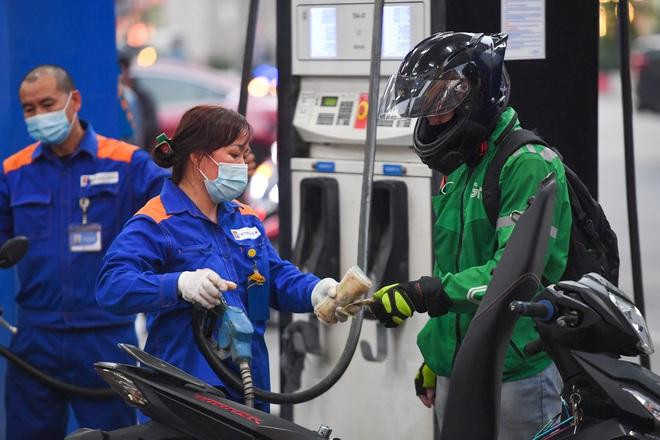 Ngày 25/11, giá xăng có thể giảm mạnh