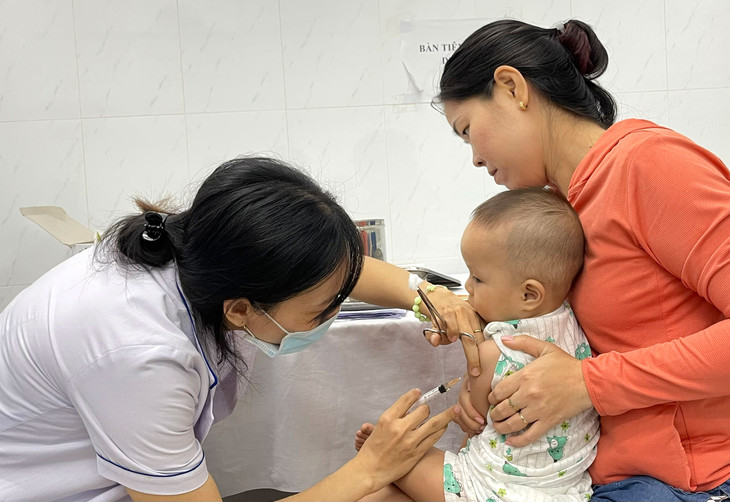 Nhiều phụ huynh phải đưa con em đi tiêm vắc xin dịch vụ do thiếu vắc xin trong Chương trình Tiêm chủng mở rộng. Ảnh minh họa: Duy Tính