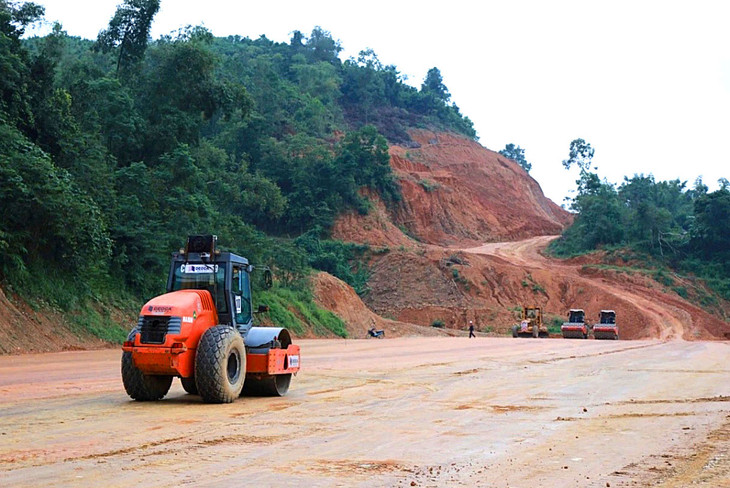 Cao tốc Đồng Đăng - Trà Lĩnh được khởi công từ ngày 1/1/2024, nhưng phía ngân hàng vẫn chưa thể giải ngân vốn cho Dự án. Ảnh: Phi Long