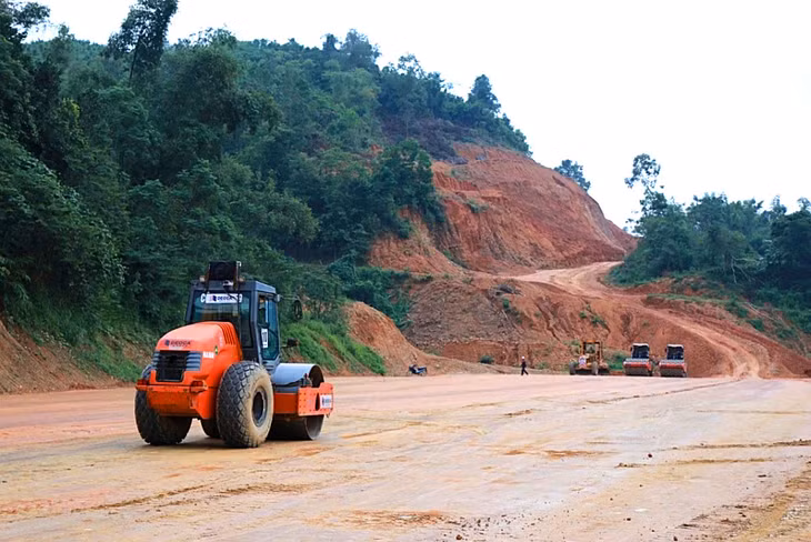 Cao tốc Đồng Đăng - Trà Lĩnh được khởi công từ ngày 1/1/2024, nhưng phía ngân hàng vẫn chưa thể giải ngân vốn cho Dự án. Ảnh: Phi Long