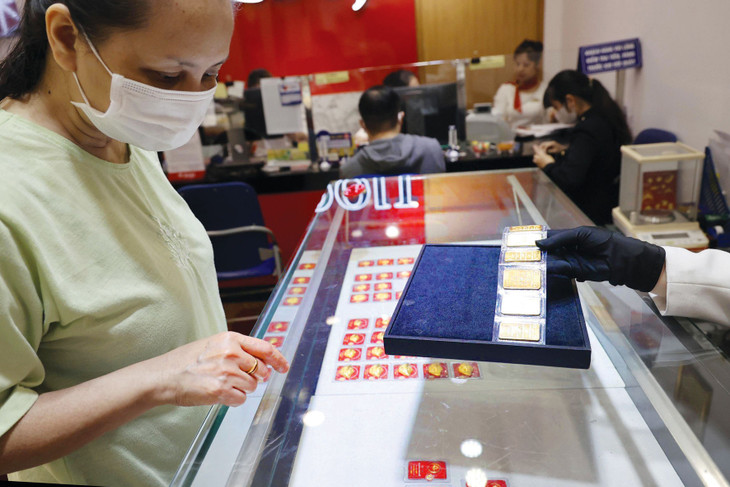 Thị trường vàng trong nước không chỉ chứng kiến đà tăng quá lớn so với giá vàng thế giới mà đã xuất hiện tình trạng thiếu cung rõ rệt. Ảnh: Nhã Chi