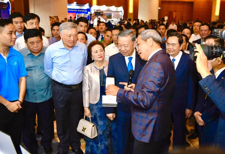 Tổng Bí thư Tô Lâm tham quan các gian hàng trưng bày sản phẩm của các doanh nghiệp tư nhân - Ảnh VGP/Nhật Bắc