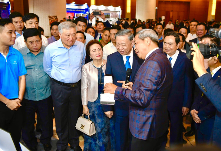 Tổng Bí thư Tô Lâm tham quan các gian hàng trưng bày sản phẩm của các doanh nghiệp tư nhân - Ảnh VGP/Nhật Bắc