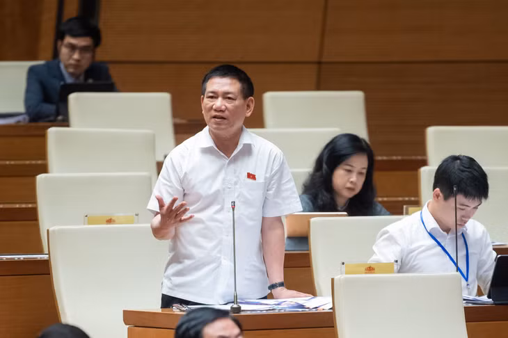 Bộ trưởng Bộ Tài chính Hồ Đức Phớc trả lời chất vấn. Ảnh: quochoi.vn