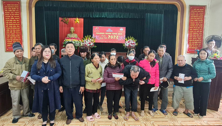 Phó Tổng biên tập Báo Đấu thầu Dương Thị Minh Thư và lãnh đạo MTTQ Việt Nam tỉnh Nam Định trao quà Tết Quý Mão 2023 cho các hộ nghèo huyện Vụ Bản (tỉnh Nam Định). Ảnh: Tường Lâm