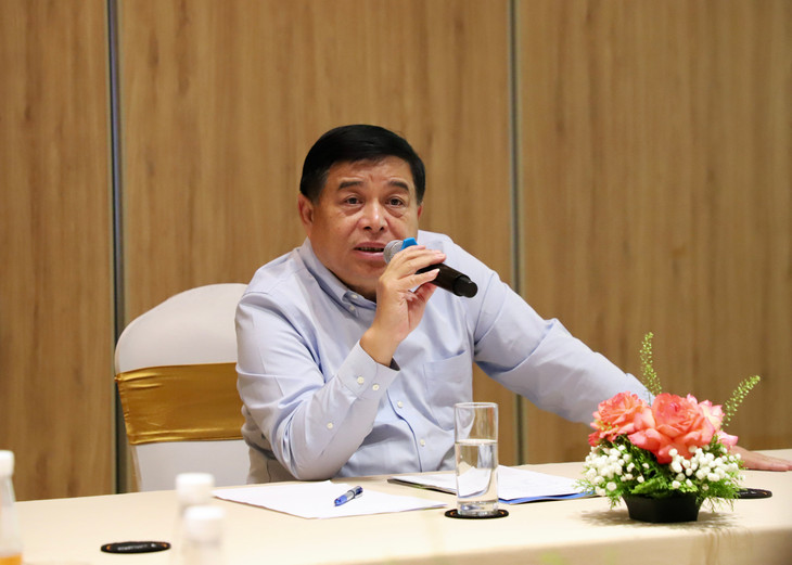 Bộ trưởng Bộ Kế hoạch và Đầu tư Nguyễn Chí Dũng phát biểu tại buổi làm việc với các thành viên Ban soạn thảo được phân công hoàn thiện hồ sơ đề nghị xây dựng 2 dự án luật ngày 20/8