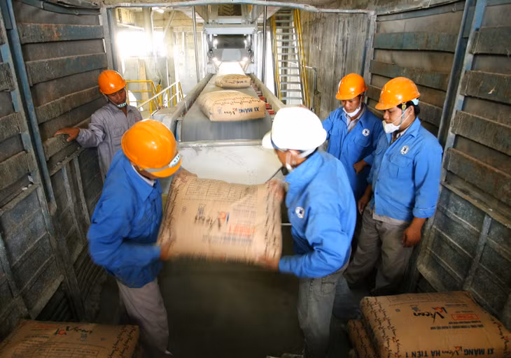 Lượng xi măng tiêu thụ nội địa năm 2023 chỉ bằng 84% năm 2022, lượng xuất khẩu xi măng bằng 99% năm 2022. Ảnh: Nhã Chi