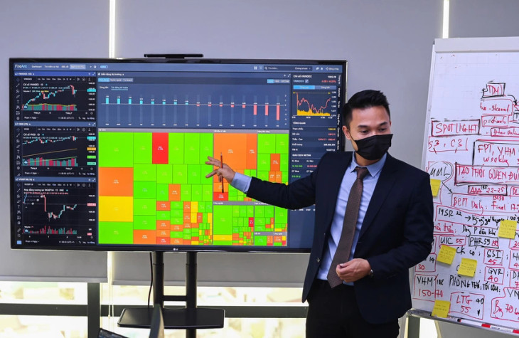 HoSE sẽ phải công bố lại các thông tin về giao dịch tự doanh của công ty chứng khoán. Ảnh: Việt Linh.