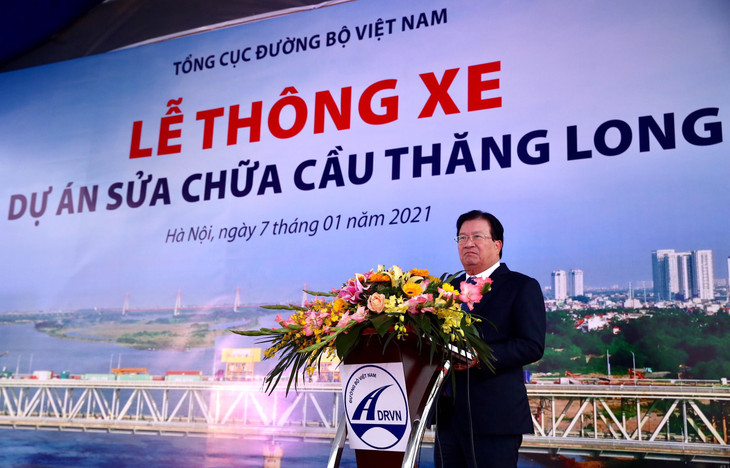 Phó Thủ tướng Chính phủ Trịnh Đình Dũng đánh giá cao những nỗ lực của Bộ Giao thông vận tải và các nhà thầu thi công trong việc sửa chữa cầu Thăng Long lần này. Ảnh: Lê Tiên