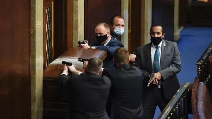 Cảnh sát mặc thường phục chặn cửa để người biểu tình không vào được phòng họp của Hạ viện - Ảnh: AP.