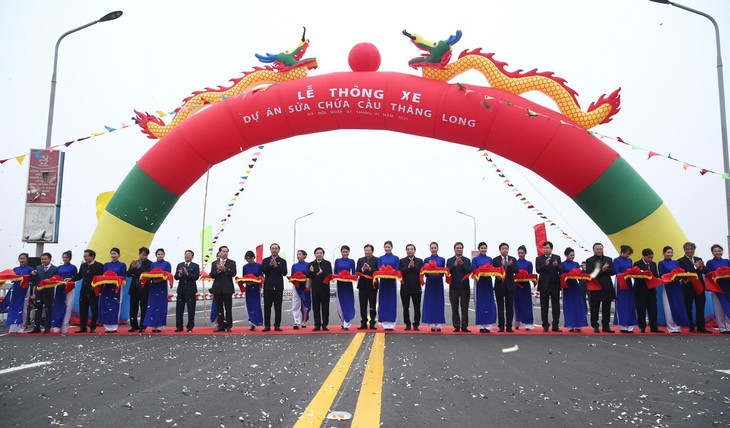 Phó Thủ tướng Chính phủ Trịnh Đình Dũng, Bộ trưởng Bộ GTVT Nguyễn Văn Thể, Chủ tịch UBND TP. Hà Nội Chu Ngọc Anh cùng nhiều quan chức cấp cao cắt băng thông xe cầu Thăng Long