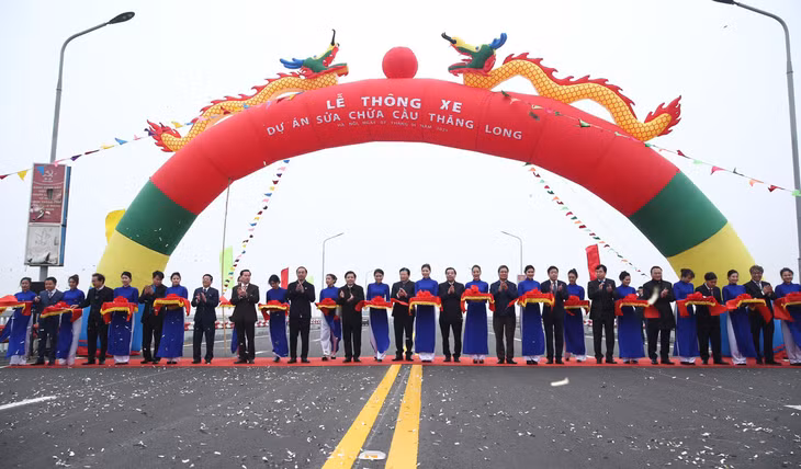 Phó Thủ tướng Chính phủ Trịnh Đình Dũng, Bộ trưởng Bộ GTVT Nguyễn Văn Thể, Chủ tịch UBND TP. Hà Nội Chu Ngọc Anh cùng nhiều quan chức cấp cao cắt băng thông xe cầu Thăng Long