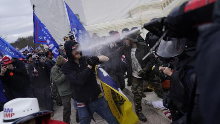 Bình xịt hơi cay đã được cảnh sát sử dụng với người biểu tình - Ảnh: LAT/Getty.