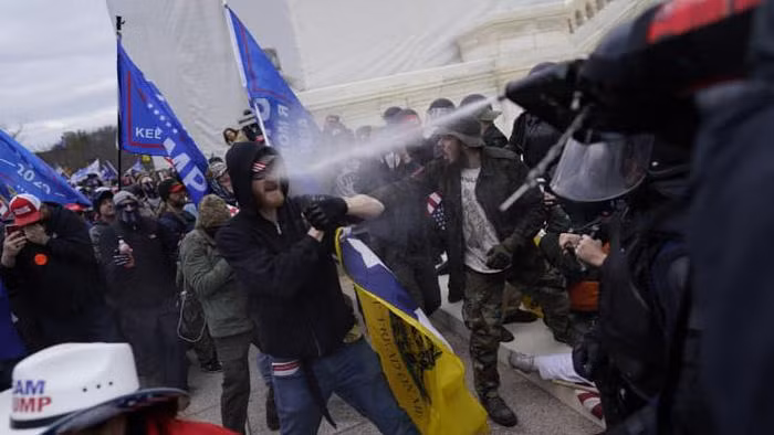 Bình xịt hơi cay đã được cảnh sát sử dụng với người biểu tình - Ảnh: LAT/Getty.