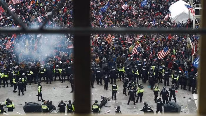 Một khoảnh khắc đối mặt giữa người biểu tình với lực lượng cảnh sát - Ảnh: Getty.