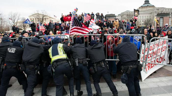Cảnh sát ra sức đẩy lui dòng người biểu tình - Ảnh: Bloomberg/Getty.