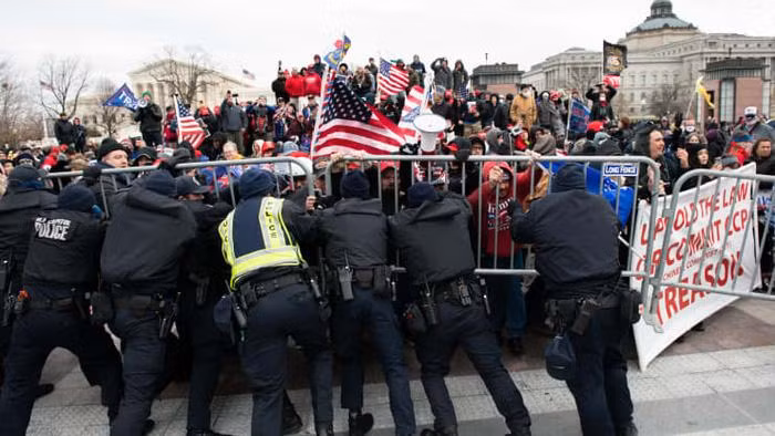 Cảnh sát ra sức đẩy lui dòng người biểu tình - Ảnh: Bloomberg/Getty.