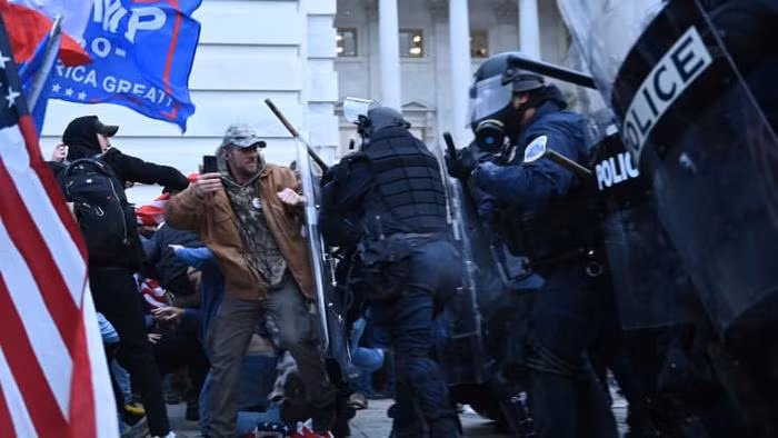 Cảnh sát đụng độ với người biểu tình tại tòa nhà Quốc hội Mỹ ngày 6/1 - Ảnh: Getty.