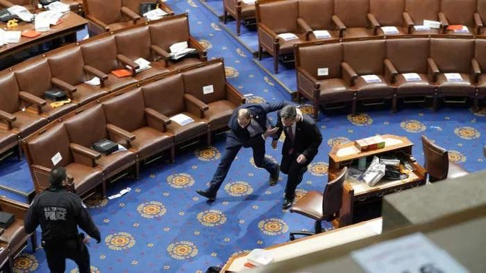 Bên trong tòa nhà Quốc hội, các nghị sỹ vội tìm nơi trú ẩn - Ảnh: Getty.