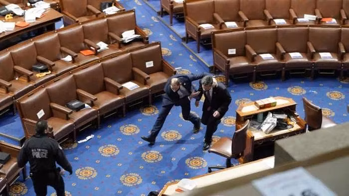 Bên trong tòa nhà Quốc hội, các nghị sỹ vội tìm nơi trú ẩn - Ảnh: Getty.