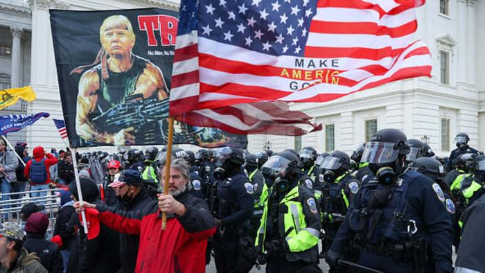 Người biểu tình ủng hộ ông Trump vẫy cờ ở Capitol Hill ngày 6/1 - Ảnh: Anadolu/Getty.