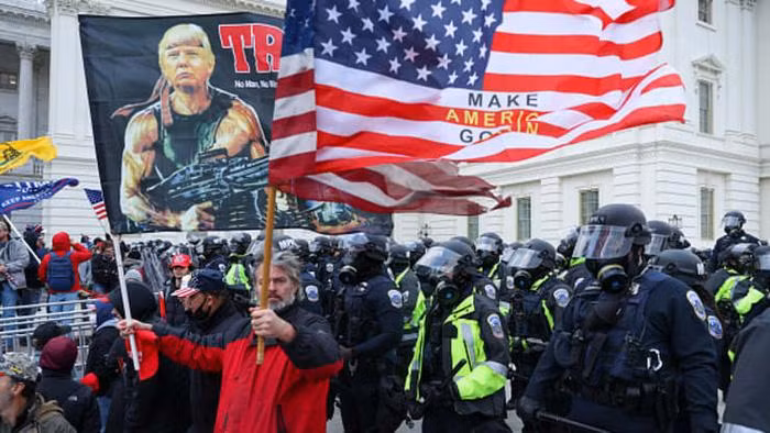 Người biểu tình ủng hộ ông Trump vẫy cờ ở Capitol Hill ngày 6/1 - Ảnh: Anadolu/Getty.