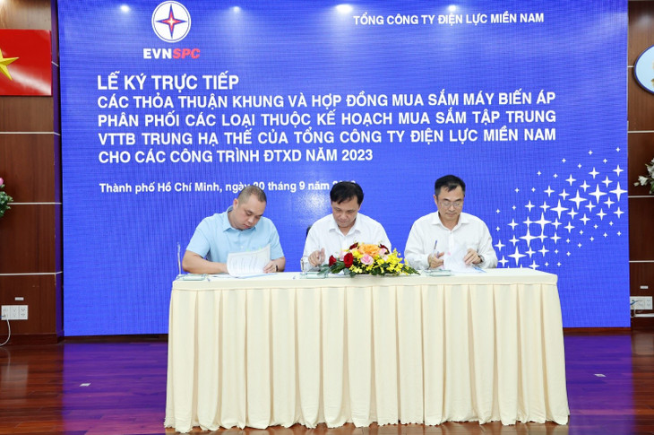 Ông Nguyễn Phước Đức - Tổng giám đốc EVNSPC (giữa) ký các thỏa thuận khung với Liên danh Công ty CP cơ điện Thủ Đức - Công ty CP Thiết bị điện &amp; Chế tạo biến thế Hà Nội (Liên danh EMC-CTC) cho Gói thầu số 2 - Máy biến áp phân phối 1 pha (75kVA-100kVA). Ảnh: EVNSPC