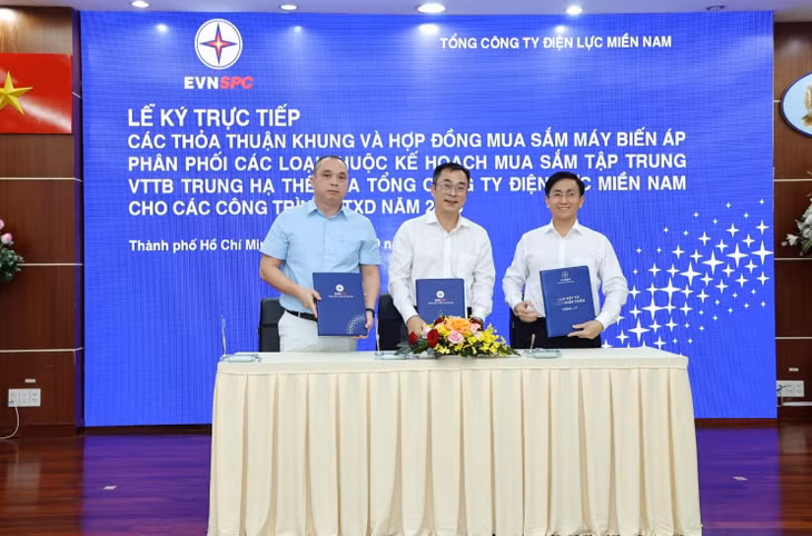 Ông Lê Minh Quốc Việt - Giám đốc Công ty Điện lực Bình Dương (ngoài cùng bên phải) ký Hợp đồng với Liên danh Công ty CP Cơ điện Thủ Đức - Công ty CP Thiết bị điện &amp; Chế tạo biến thế Hà Nội (Liên danh EMC-CTC) cho Gói 2 - Máy biến áp phân phối 1 pha (75kVA-100kVA). Ảnh: EVNSPC