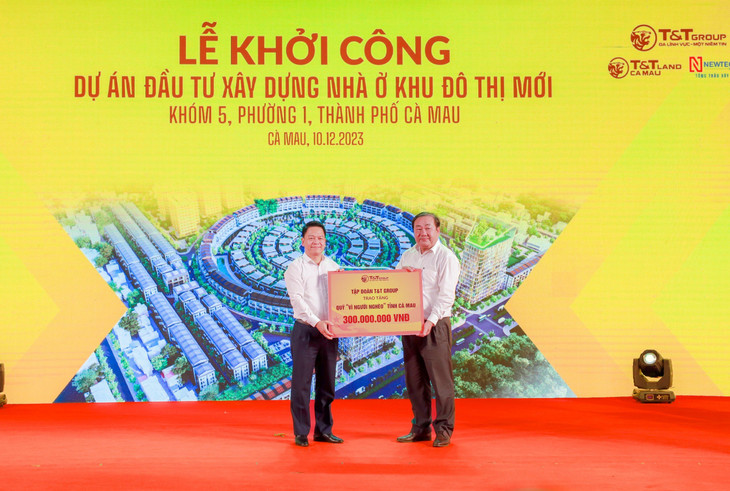 Ông Nguyễn Ngọc Nghị, Thành viên HĐQT, Phó Tổng Giám đốc Tập đoàn T&T Group (bên trái) trao biển ủng hộ Quỹ Vì người nghèo tỉnh Cà Mau 300 triệu đồng cho ông Trần Văn Hiện, Chủ tịch Uỷ ban MTTQ Việt Nam tỉnh Cà Mau (bên phải) Ông Nguyễn Ngọc Nghị, Thành viên HĐQT, Phó Tổng Giám đốc Tập đoàn T&T Group (bên trái) trao biển ủng hộ Quỹ Vì người nghèo tỉnh Cà Mau 300 triệu đồng cho ông Trần Văn Hiện, Chủ tịch Uỷ ban MTTQ Việt Nam tỉnh Cà Mau (bên phải)