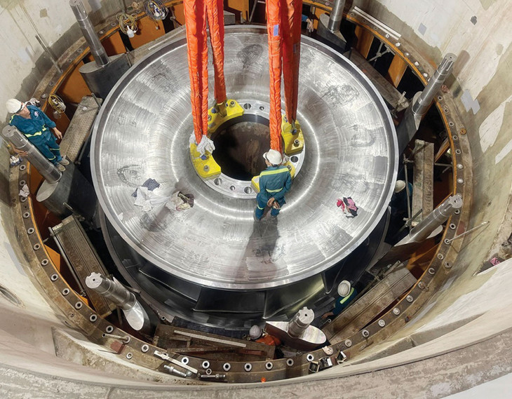 Tại công trường Dự án Nhà máy Thủy điện Hòa Bình mở rộng, bánh xe công tác (tổ máy 1) đã được hạ đặt thành công vào vị trí thi công. Ảnh EVN Tại công trường Dự án Nhà máy Thủy điện Hòa Bình mở rộng, bánh xe công tác (tổ máy 1) đã được hạ đặt thành công vào vị trí thi công. Ảnh EVN