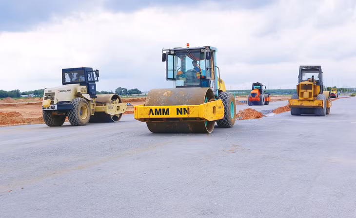 Nhiều trình tự, thủ tục hành chính được đề xuất cắt giảm, đơn giản hóa nhằm đẩy nhanh tiến độ triển khai các chương trình, dự án đầu tư công. Ảnh: Lê Tiên