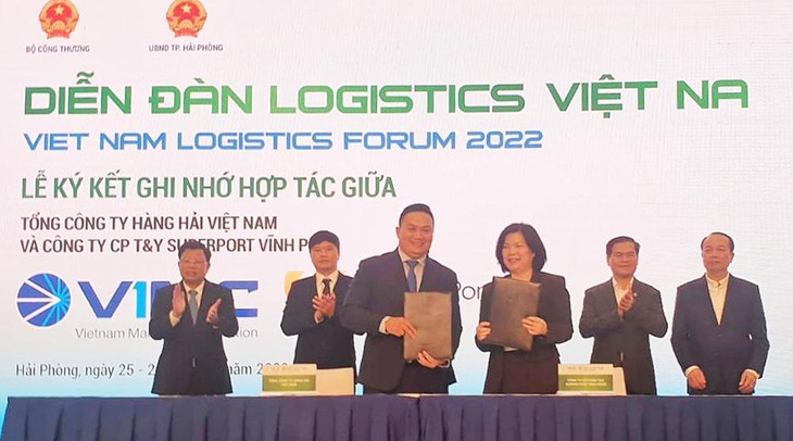 Đại diện Công ty CP T&Y SuperPort Vĩnh Phúc (bên phải) và Tổng công ty Hàng hải Việt Nam ký kết Biên bản ghi nhớ hợp tác Đại diện Công ty CP T&Y SuperPort Vĩnh Phúc (bên phải) và Tổng công ty Hàng hải Việt Nam ký kết Biên bản ghi nhớ hợp tác