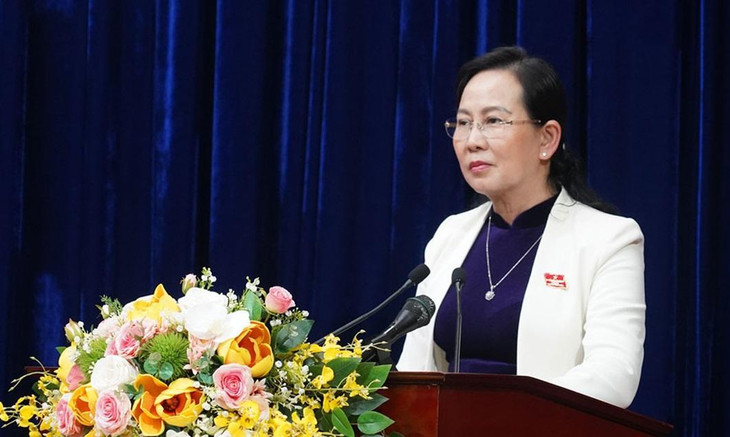 Bà Lê Thị Thủy - Bí thư Tỉnh ủy, Chủ tịch HĐND tỉnh Hà Nam phát biểu tại Kỳ họp