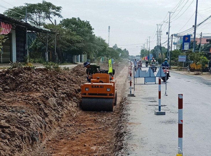 Thi công nền và mặt đường Dự án Nâng cấp Quốc lộ 30 đoạn Cao Lãnh - Hồng Ngự