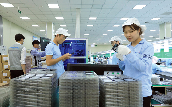 Sự ổn định chính trị và các mối quan hệ quốc tế rộng rãi tạo nên một môi trường kinh doanh an toàn và đáng tin cậy, thu hút dòng vốn FDI đổ vào các ngành công nghiệp chủ chốt như công nghệ, sản xuất và dịch vụ. Ảnh: Lê Tiên