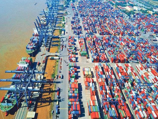 Tốc độ phục hồi kinh tế toàn cầu chậm lại và giá dầu thế giới tăng cao do xung đột Nga - Ukraine sẽ ảnh hưởng trực tiếp đến hoạt động xuất nhập khẩu của Việt Nam. Ảnh minh họa: Internet Tốc độ phục hồi kinh tế toàn cầu chậm lại và giá dầu thế giới tăng cao do xung đột Nga - Ukraine sẽ ảnh hưởng trực tiếp đến hoạt động xuất nhập khẩu của Việt Nam. Ảnh minh họa: Internet