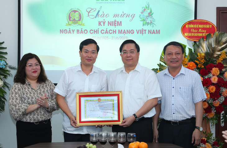 Thứ trưởng Bộ Kế hoạch và Đầu tư Trần Duy Đông trao bằng khen của Bộ trưởng Nguyễn Chí Dũng tới Ban Biên tập Báo Đấu thầu. Ảnh: Trương Gia