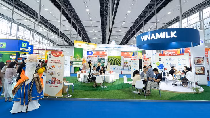 Từ đầu năm đến nay, Vinamilk tham dự hơn 9 hội chợ, triển lãm lớn tại các thị trường như Trung Quốc, Dubai, Hàn Quốc… Từ đầu năm đến nay, Vinamilk tham dự hơn 9 hội chợ, triển lãm lớn tại các thị trường như Trung Quốc, Dubai, Hàn Quốc…