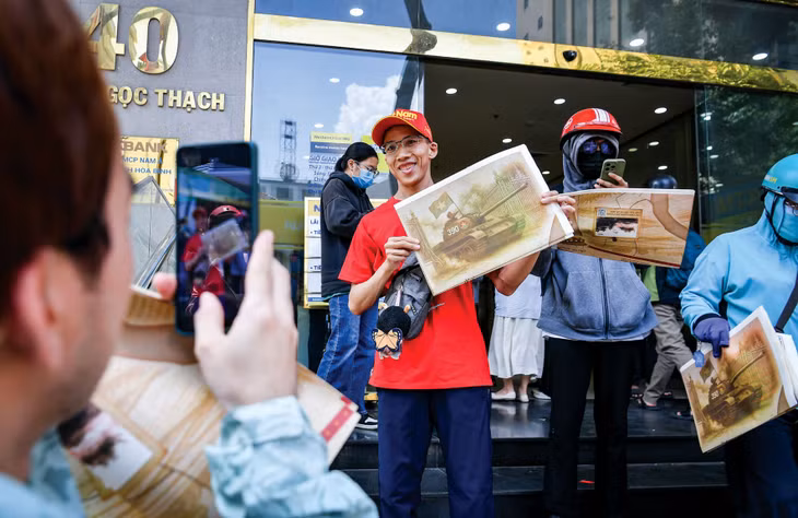 Độc giả hân hoan nhận phụ san đặc biệt của Báo Nhân Dân dịp kỷ niệm 50 năm Giải phóng miền Nam, thống nhất đất nước